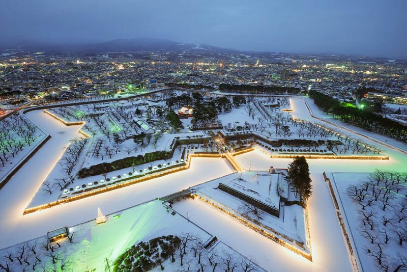 نمایی از قلعه Goryōkaku ژاپن در یک عصر زمستانی