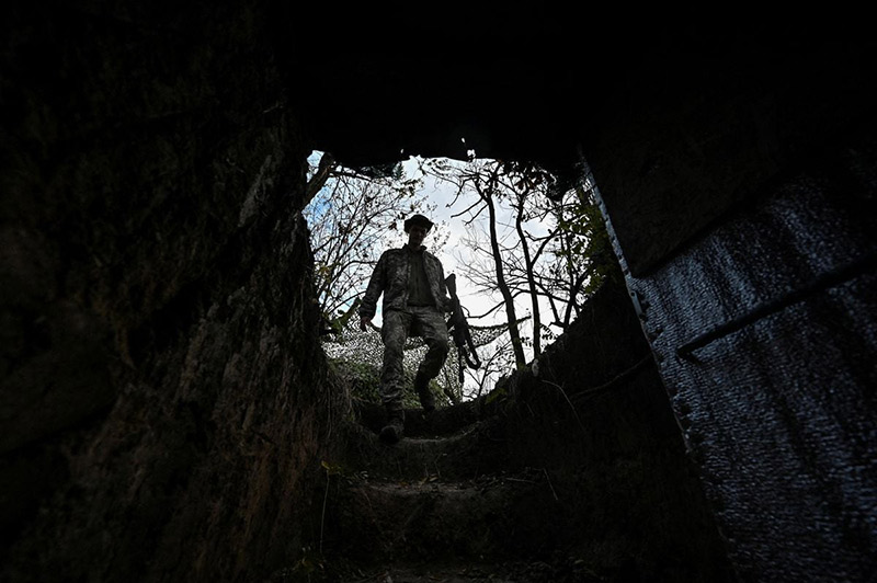 ورود یک سرباز اوکراینی به گودالی در خط مقدم جنگ