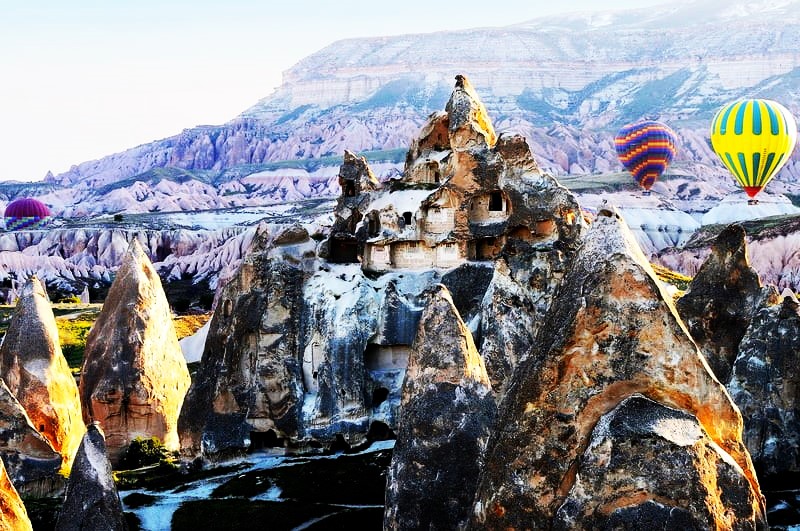پرواز بالون‌های هوای گرم بر فراز صخره‌ها و دشت‌های کاپادوکیا، منبع: pixabay.com