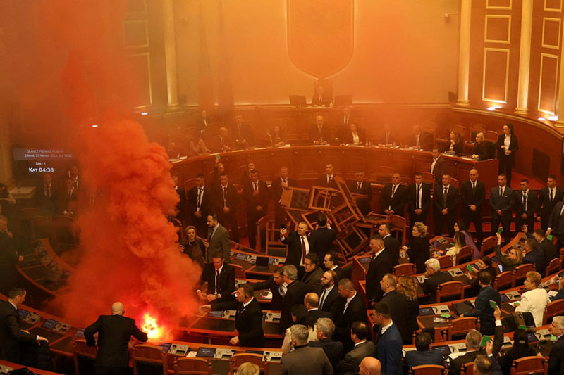 روشن کردن آتش به نشانه اعتراض در مجلس آلبانی توسط یکی از نمایندگان حزب دموکرات