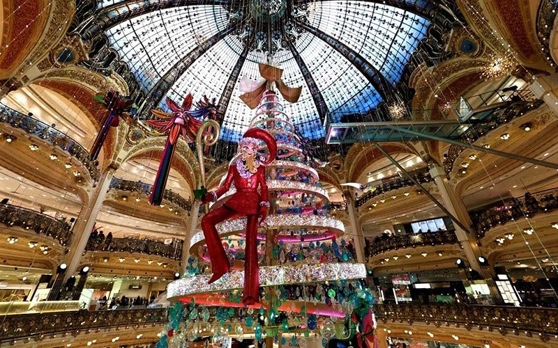 درخت کریسمس در مرکز خریدی در فرانسه