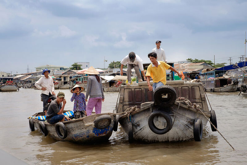 دو قایق در رودخانه‌ای در ویتنام 