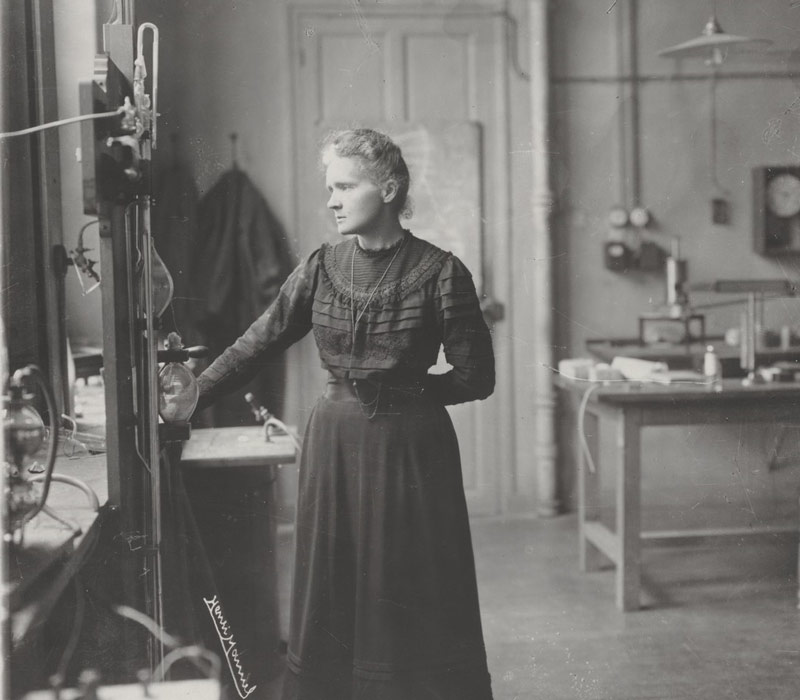 ماری کوری در آزمایشگاه سال ۱۹۰۸؛ منبع عکس: Musee Curie، عکاس: Henri Manuel