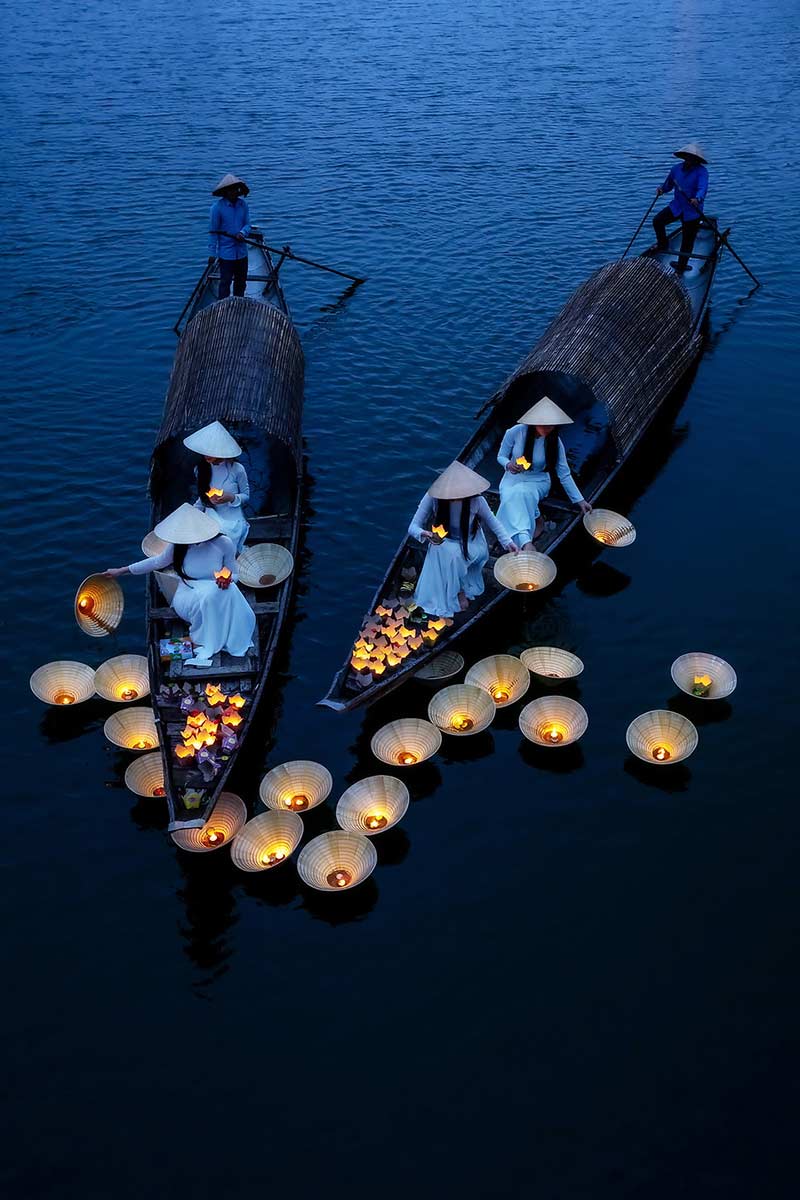 زنان میانماری در حال روشن کردن شمع روی دریاچه