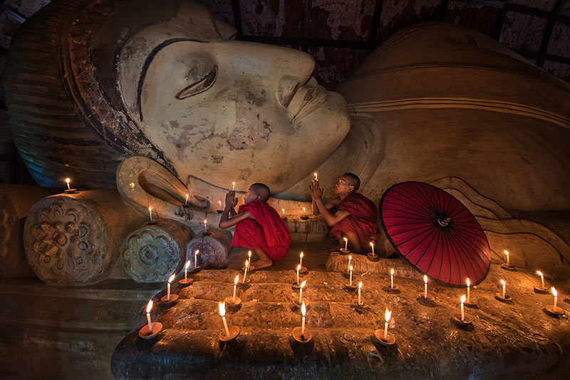 دو کودک در حال دعا در معبد میانمار
