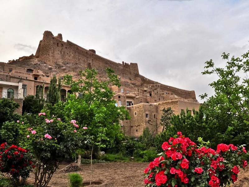 طبیعت زیبای روستای فورگ و نمایی از قلعه فورگ؛ منبع عکس: گوگل مپ؛ عکاس: محمود یازرلو