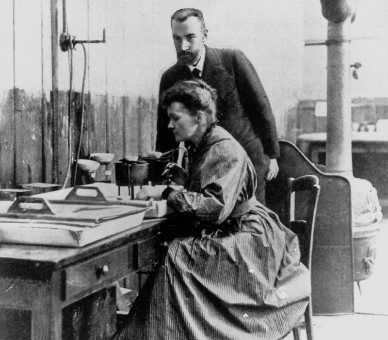 پیر و ماری کوری در آزمایشگاه سال ۱۸۹۸؛ منبع عکس: Musee Curie، عکاس: نامشخص