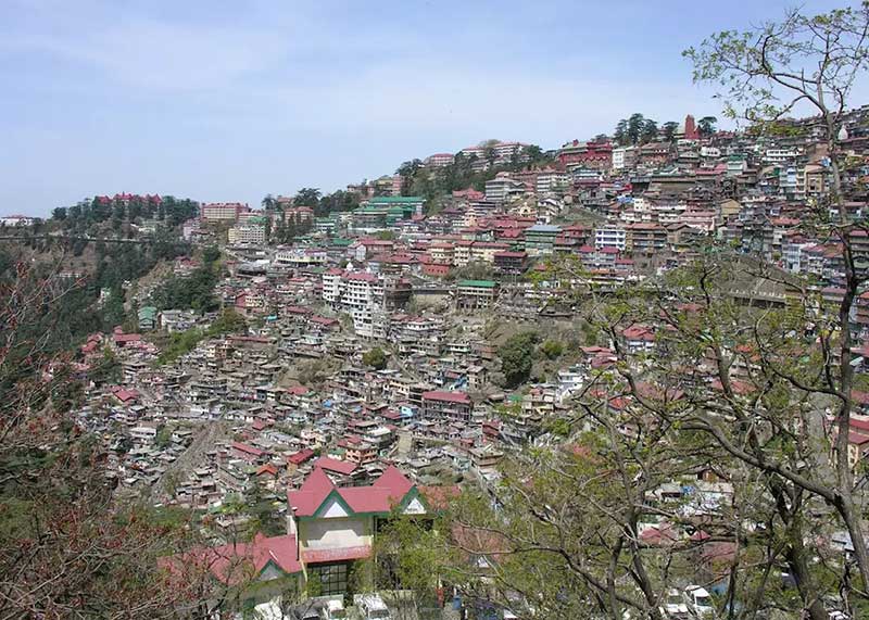 نمای کلی از شهر کوهستانی شیملا