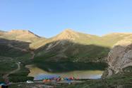 کمپ در کنار دریاچه لزور فیروزکوه؛ منبع عکس: ویکی لاک؛ عکاس: سید مرتضی کاظمی