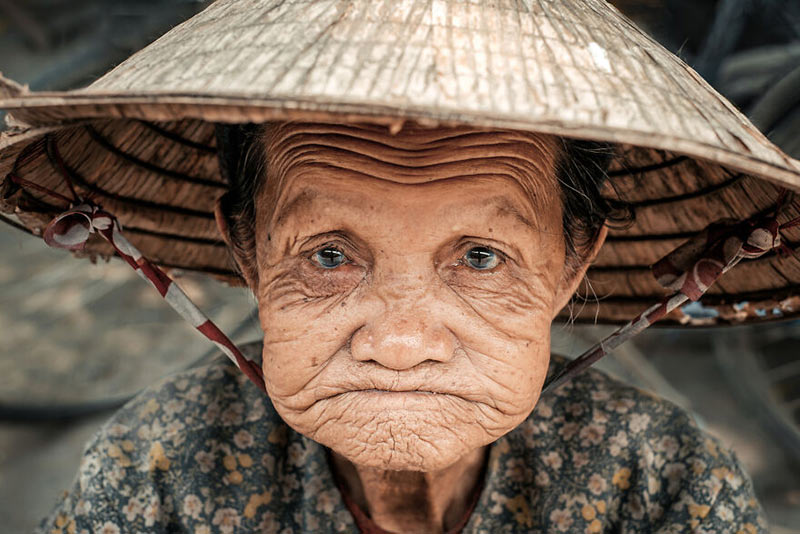 پیرزنی با کلاه در ویتنام