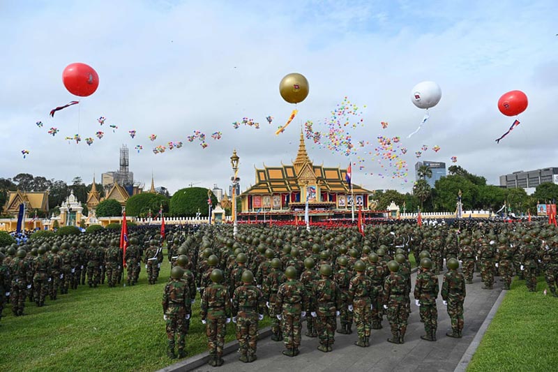 رها کردن بالن‌ها در  مقابل کاخ سلطنتی در مراسم هفتادمین سالگرد جشن استقلال کامبوج