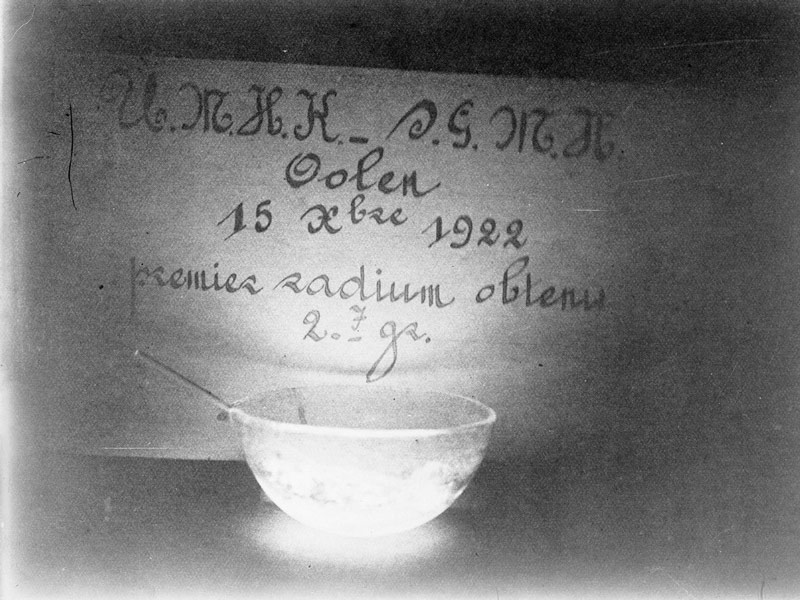 کاسه حاوی رادیوم برومید؛ منبع عکس: Musee Curie، عکاس: نامشخص