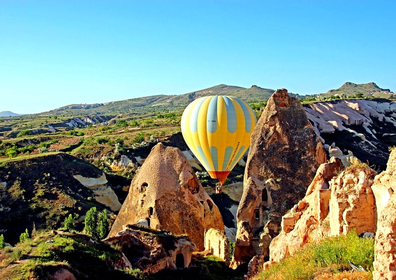 پرواز بالون‌ها بر فراز دشت‌ها و صخره‌های کاپادوکیا ترکیه، منبع: pixabay.com
