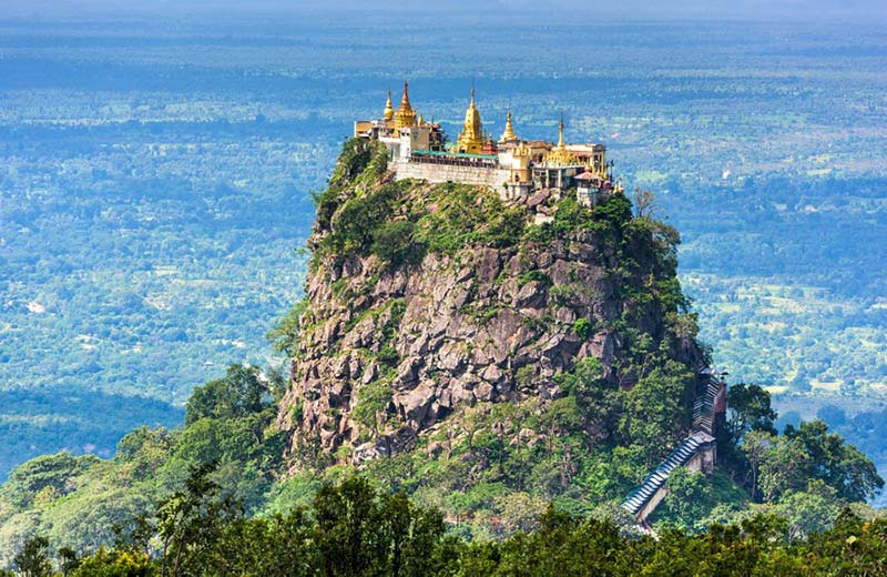 صومعه بودایی بر فراز کوهی در میانمار