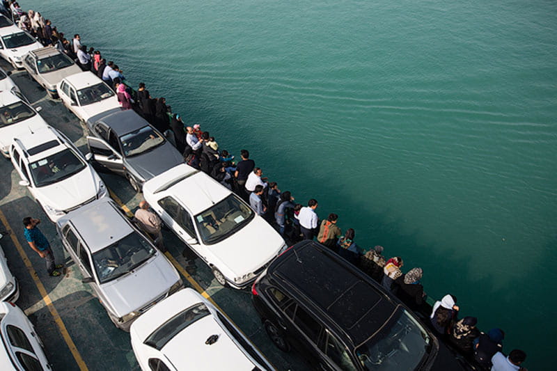 تجمع گردشگران در عرشه لندیگراف در مسیر قشم، منبع عکس: سایت جزیره ۳۶۰، عکاس نامشخص