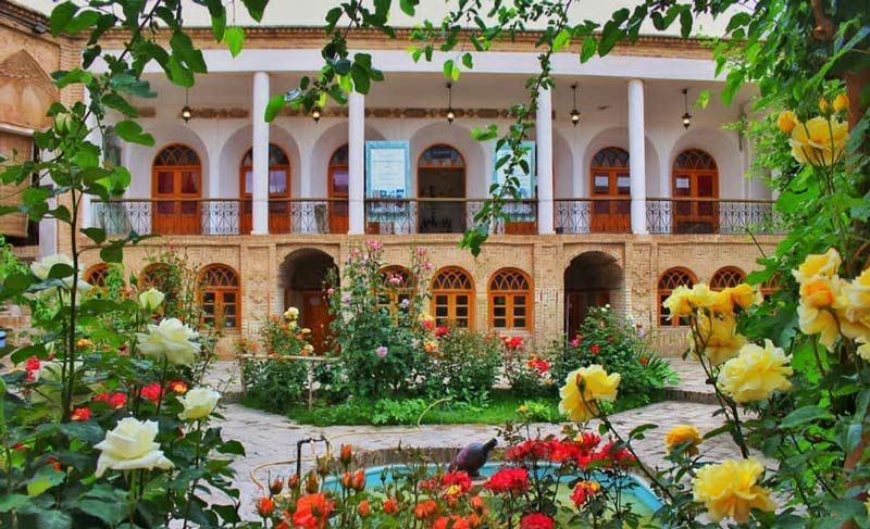 تصویری از نمای ساختمان، حیاط، حوض و باغچه های حسینیه جاجرمی؛ منبع عکس: گوگل مپ؛ عکاس: hossein mohammadi