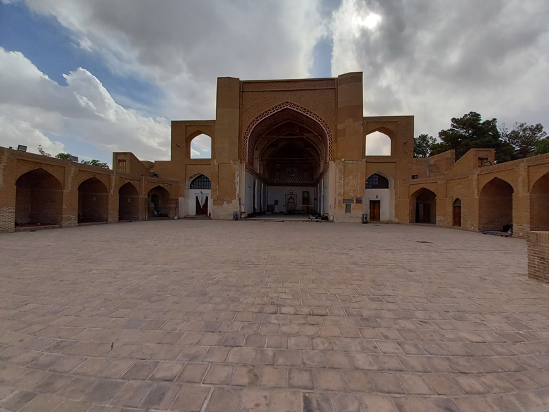 حیاط و ایوان مسجد جامع قاین؛ منبع عکس: گوگل مپ؛ عکاس: امیرحسین مقتدایی