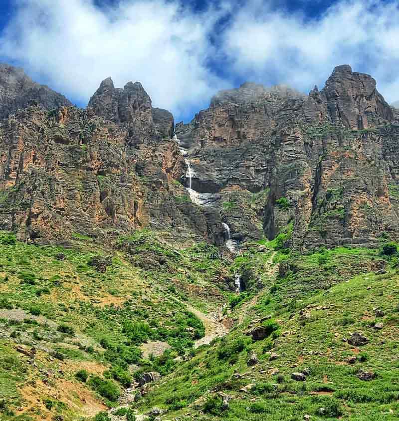 آبشار هریجان در مسیر کوهستانی سرسبز از نمای دور، منبع عکس: صفحه اینستاگرام lemraaski، عکاس نامشخص 
