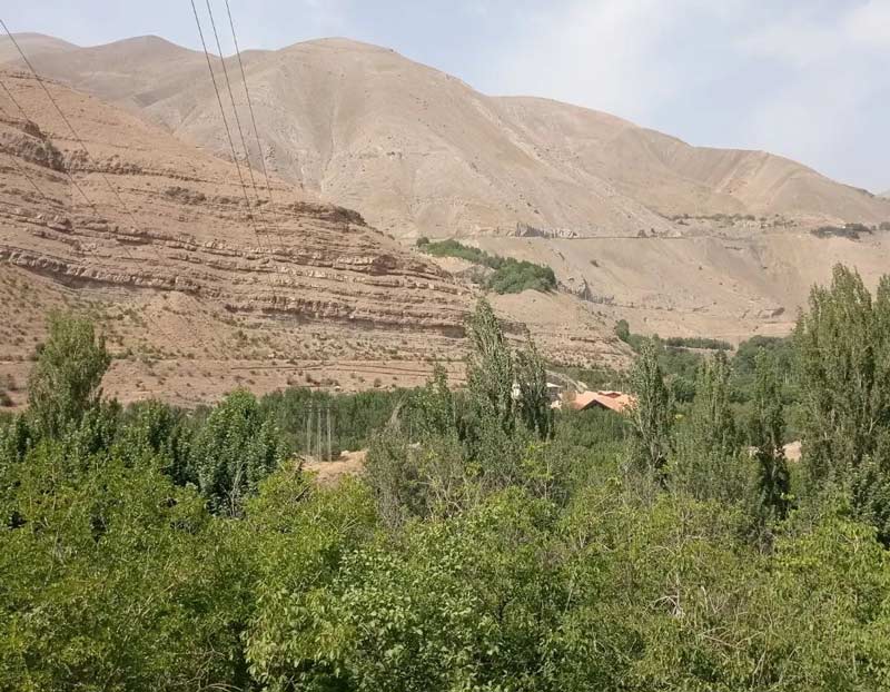 روستای ارنگه با چشم انداز کوهستان از نمای بالا، منبع عکس: صفحه اینستاگرام tehran_gardi1401، عکاس نامشخص