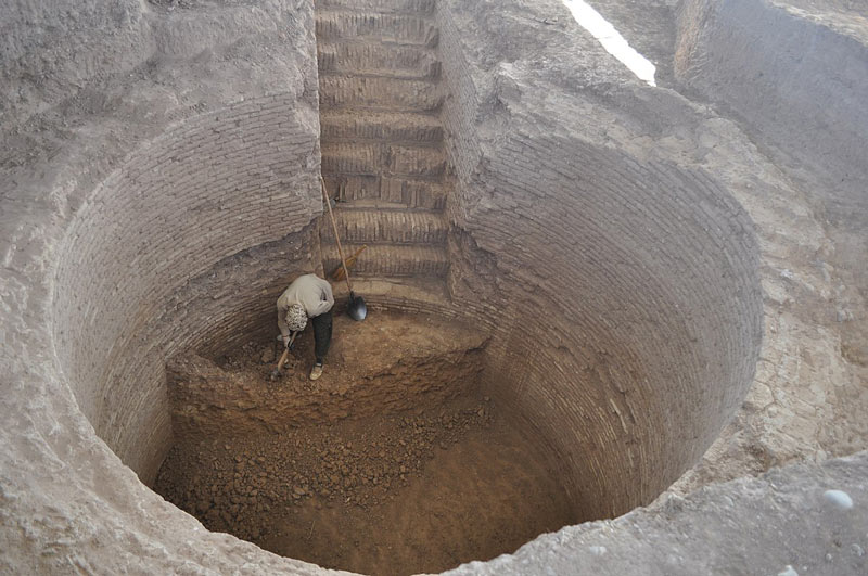 آب انبار کشف شده در شهر تاریخی بلقیس؛ منبع عکس: ویکی مدیا؛ عکاس: Arghiyan