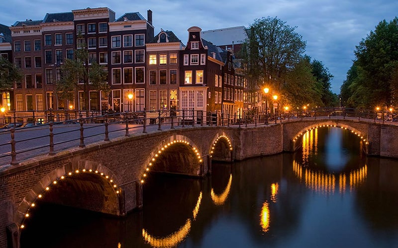 نورپردازی پلی در آمستردام