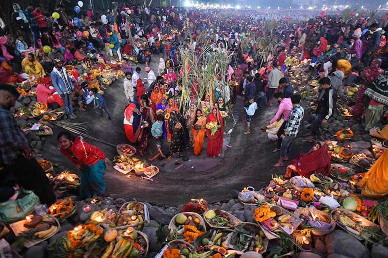 برگزاری مراسم مذهبی برای خدای خورشیدی در طول جشنواره‌ای در هند 