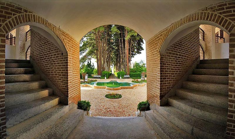 باغ اکبری بیرجند و درختان سرسبز آن؛ منبع عکس: گوگل مپ؛ عکاس: رضا کرمی