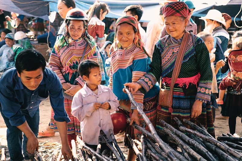 زنان و کودکان ویتنامی در بازار