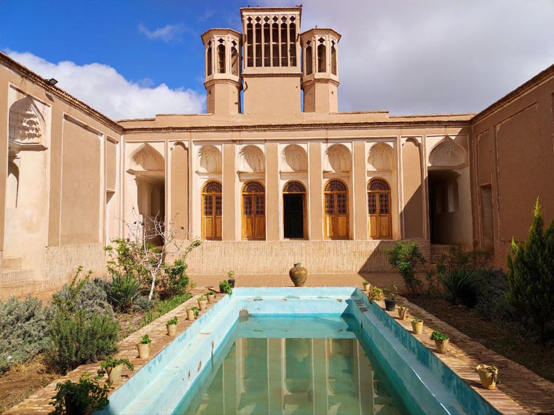 حیاط زیبای خانه تاریخی مستوفی؛ منبع عکس: گوگل مپ؛ عکاس: اشکان اردلان