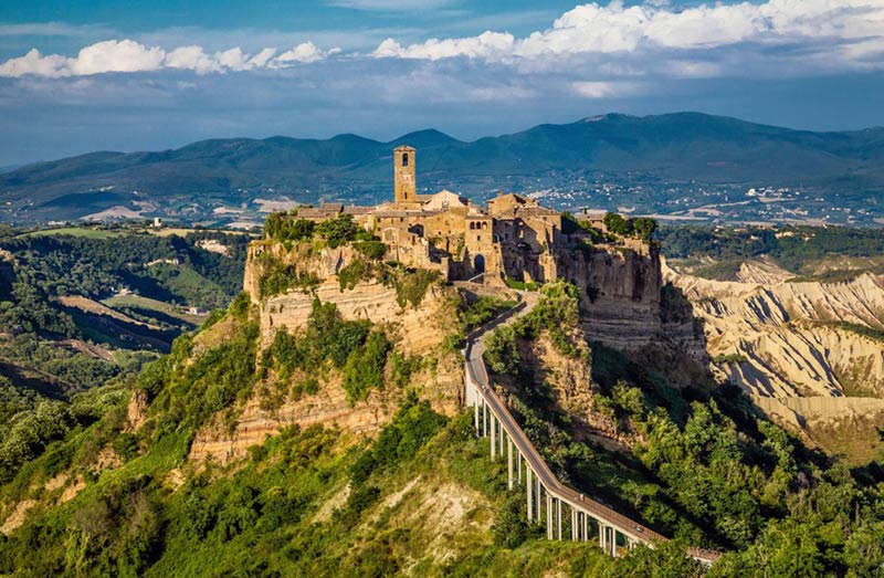 شهر چیویتا (Civita di Bagnoregio) در بالای تپه‌ای در مرکز ایتالیا مربوط به ۲۵۰۰ سال پیش