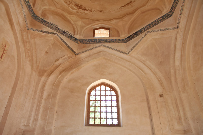 تصویر گنبد چهارطاقی تیموری از نمای داخل همراه با تزئینات آن؛ منبع عکس: گوگل مپ؛ عکاس: mashhad.8