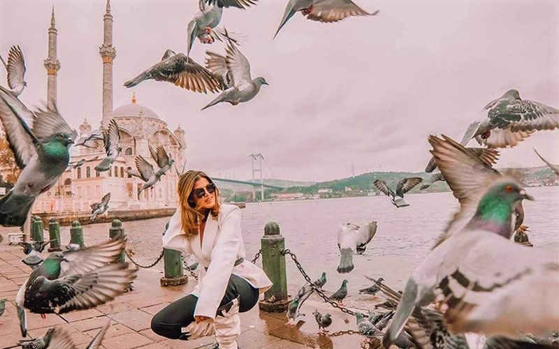 زن گردشگر در استانبول