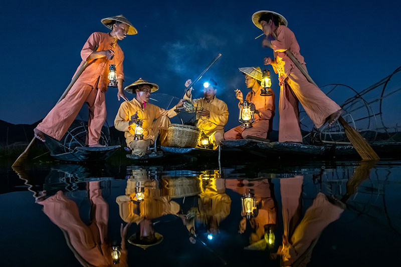 ماهیگیران اهل میانمار در شب