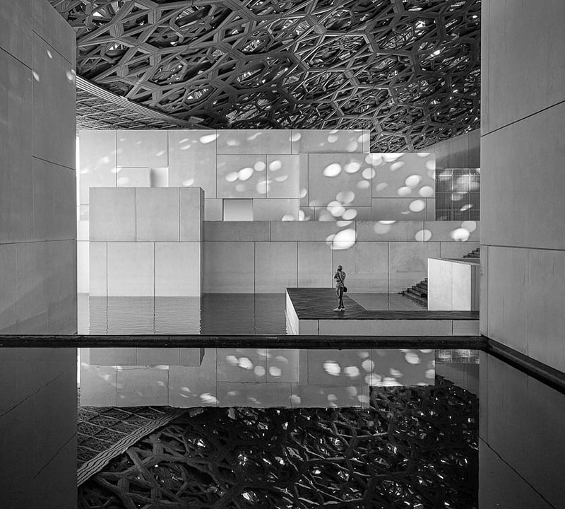 عکس سیاه و سفید از موزه لوور ابوظبی، منبع عکس: اینستاگرام louvreabudhabi، عکاس: ناشناس