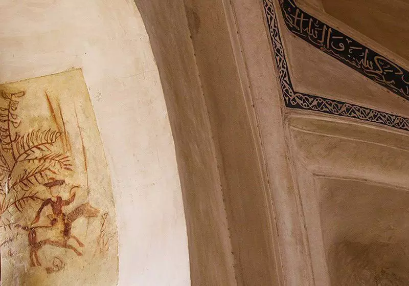 بخشی از تزئینات بکار رفته در نمای داخلی چهارطاقی تیموری؛ منبع عکس: گوگل مپ؛ عکاس: payam shajarian
