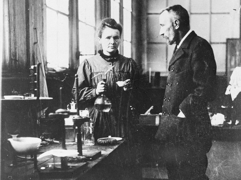 پیر و ماری کوری در آزمایشگاه در سال ۱۹۰۳؛ منبع عکس: Musee Curie، عکاس: Albert Harlingue