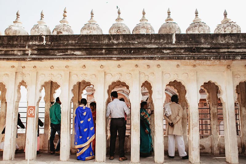 زنان و مردان هندی در جایی مقدس