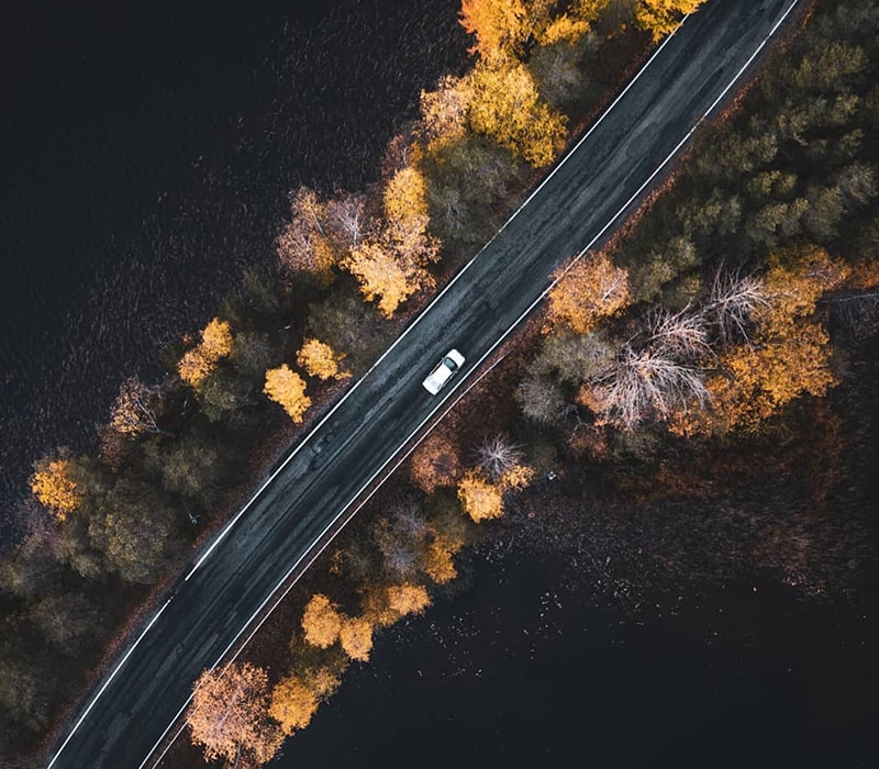 عکس هوایی از جاده‌ای جنگلی در فنلاند
