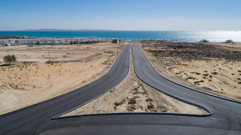 مسیر جاده محلی در قشم با نمایی از دریا، منبع عکس: سایت مناطق آزاد جنوب، عکاس نامشخص