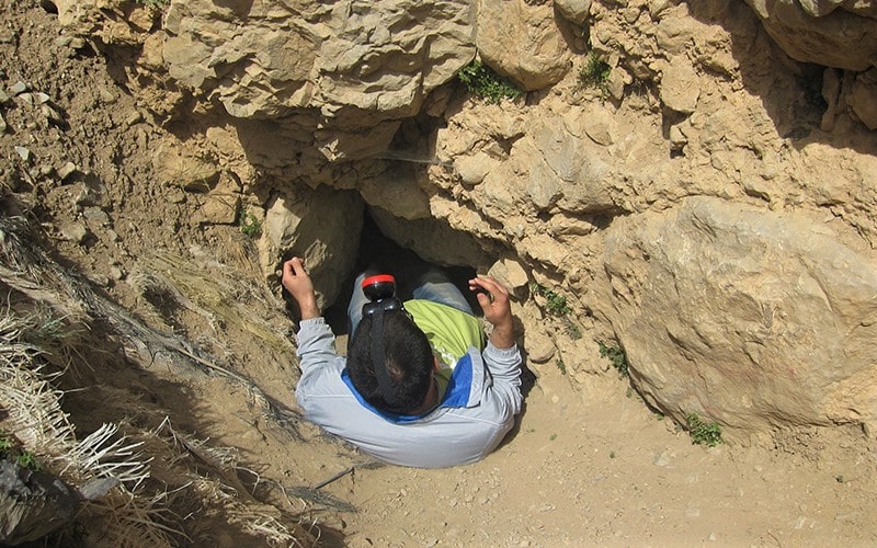 ورود سینه‌خیز به غار گل زرد، منبع عکس: گوگل مپ، عکاس: حسین دلاور