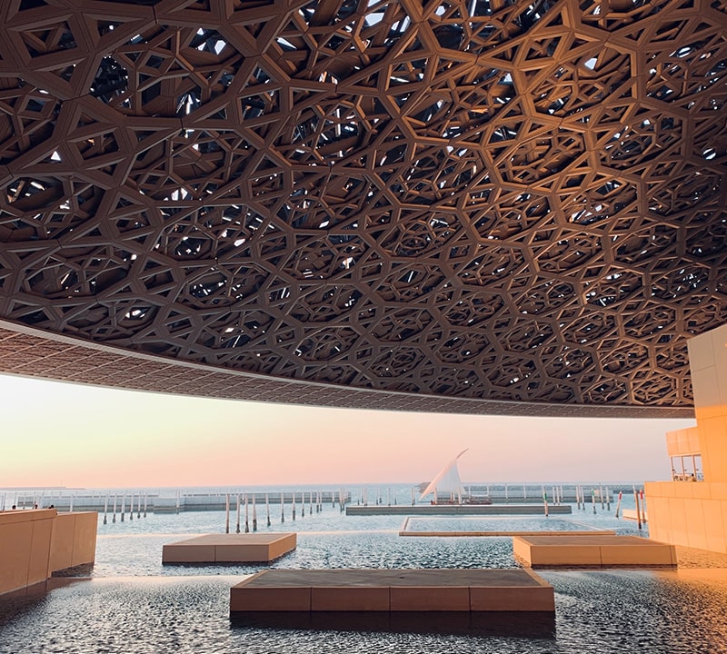 سقف شبکه‌ای موزه لوور ابوظبی، منبع عکس: unsplash.com، عکاس: olivier chatel