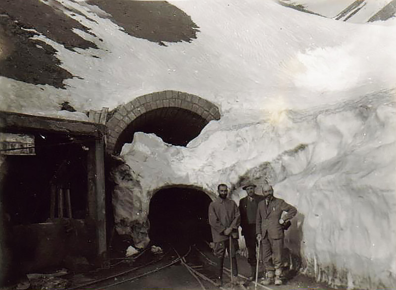 یک عکس قدیمی مقابل تونل کندوان 
