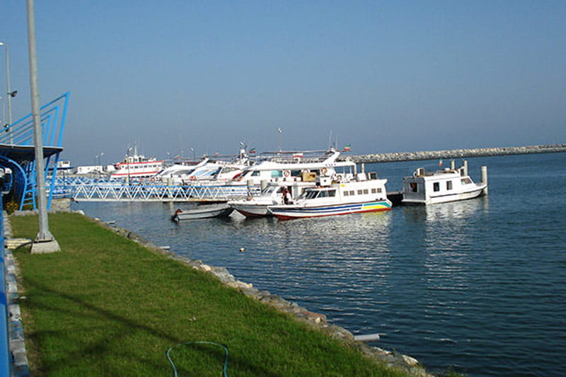 قایق های مسافربری در اسکله و بندر پل، منبع عکس: سایت جزیره ۳۶۰، عکاس نامشخص