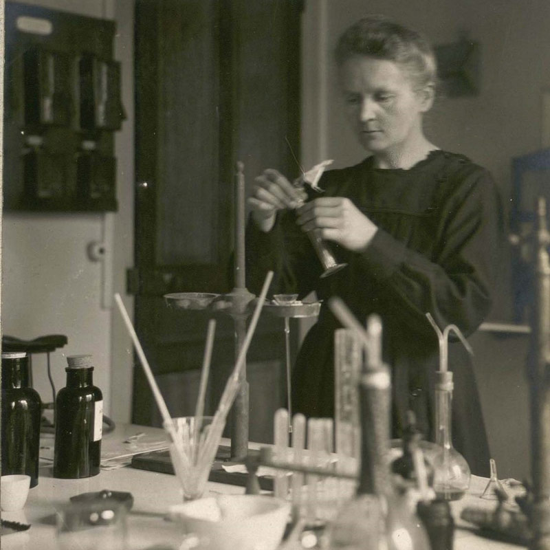 ماری کوری در آزمایشگاه سال ۱۹۲۱؛ منبع عکس: Musee Curie، عکاس: نامشخص