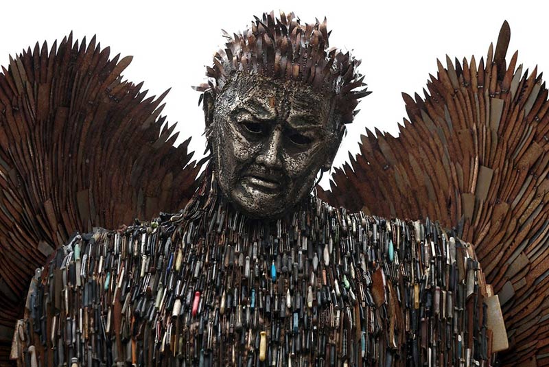 مجسمه فرشته چاقو (یادبود ملی خشونت و تجاوز) در بولتون بریتانیا