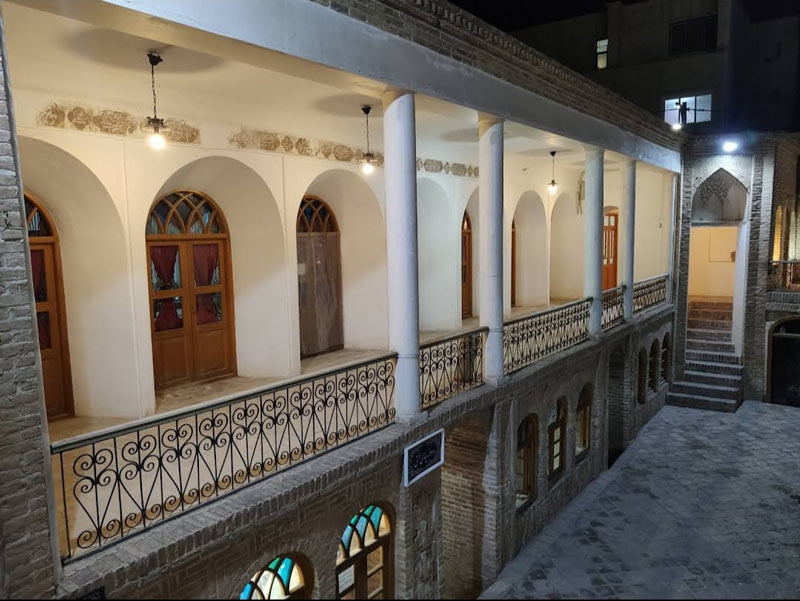 نمای حسینیه جاجرمی از طبقه دوم در شب؛ منبع عکس: گوگل مپ؛ عکاس: Saed