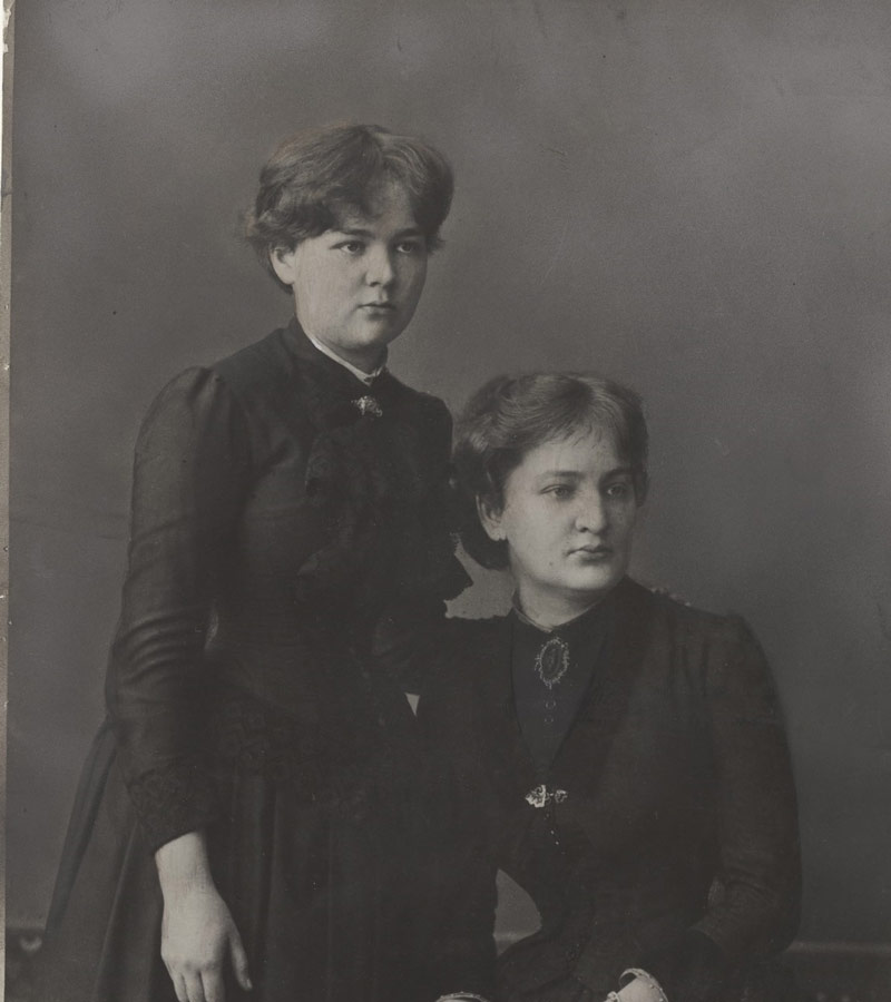 ماری کوری و خواهرش؛ منبع عکس: Musee Curie، عکاس: نامشخص