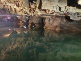 انعکاس قندیل‌های سقف در آب در غار علیصدر. منبع عکس: گوگل مپ؛ عکاس: محمد گلزاری
