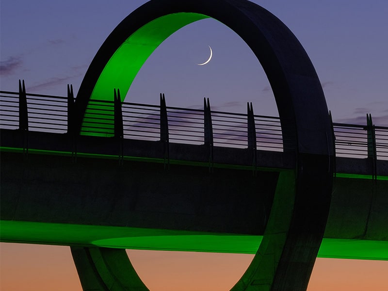 عکس ماه از پشت پلی در بریتانیا