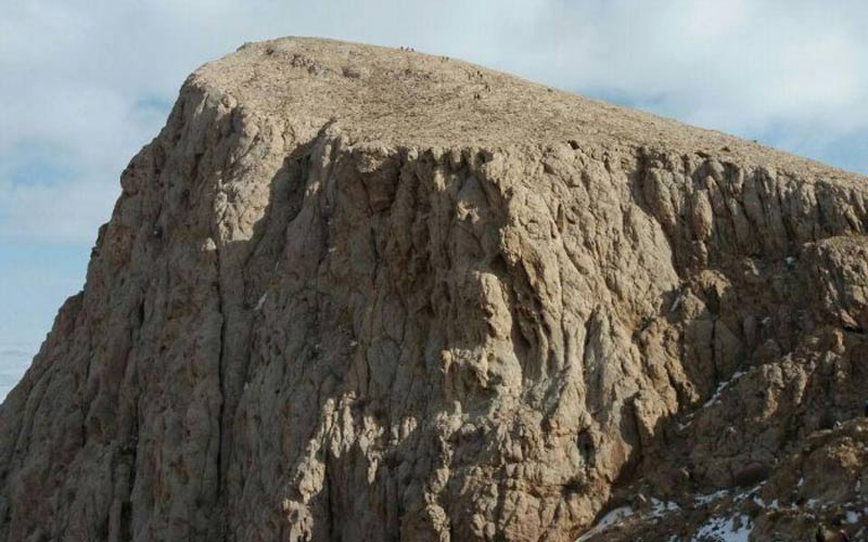 قله مرتفع سالوک در پارک ملی سالوک؛ منبع عکس: سایت کوه بیست؛ عکاس: نامشخص